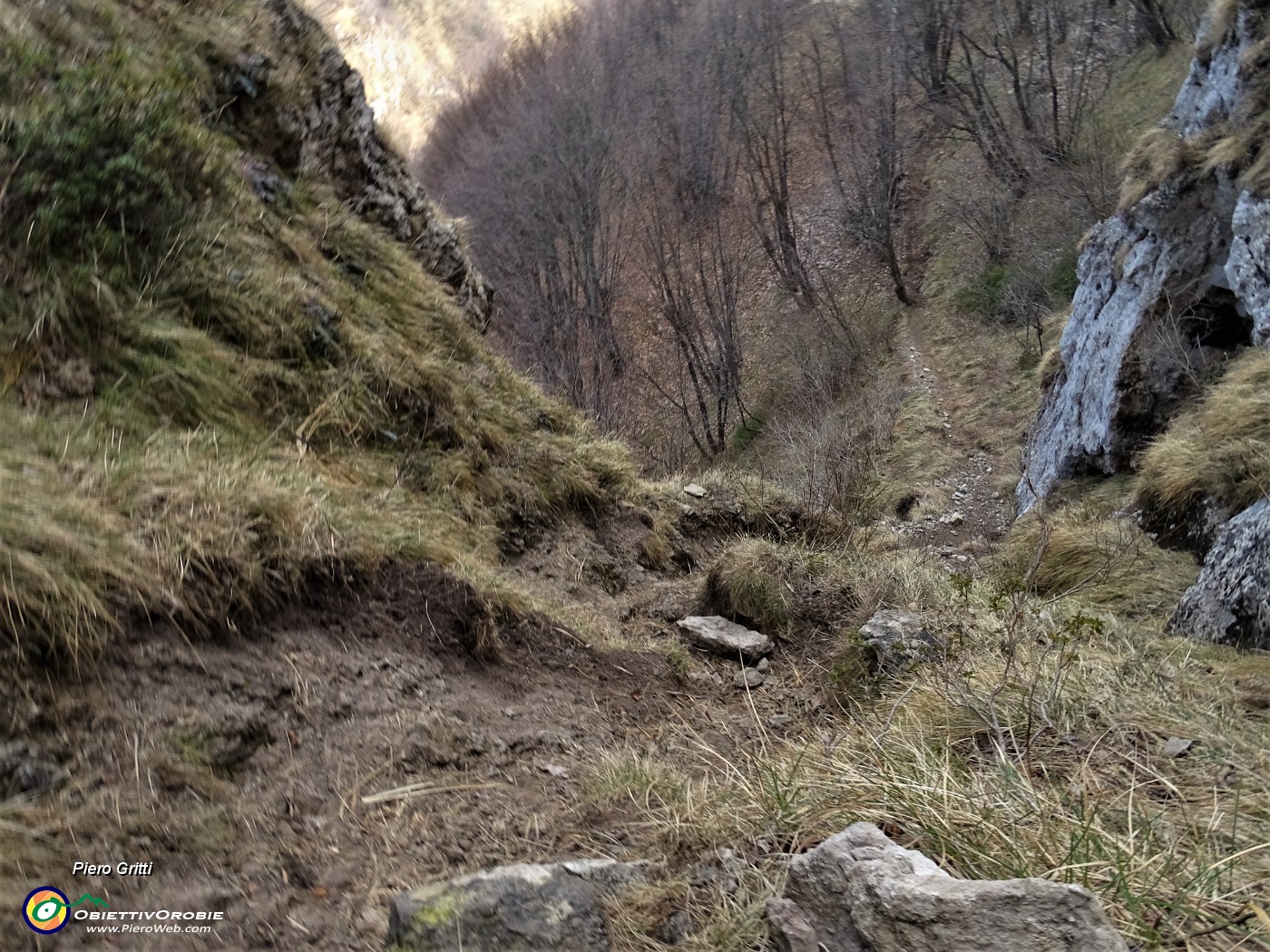 47 Scendendo con attenzione il sentiero 'difficile' per il colletto di base da dove salire al Monte Costone.JPG